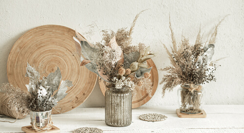 אגרטלים עם פרחים מיובשים